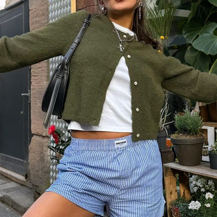 Damen nan kuschelige Kurzstrickjacke mit Perlmuttknöpfen und lässiger Oversize-Passform Echo Archiv
