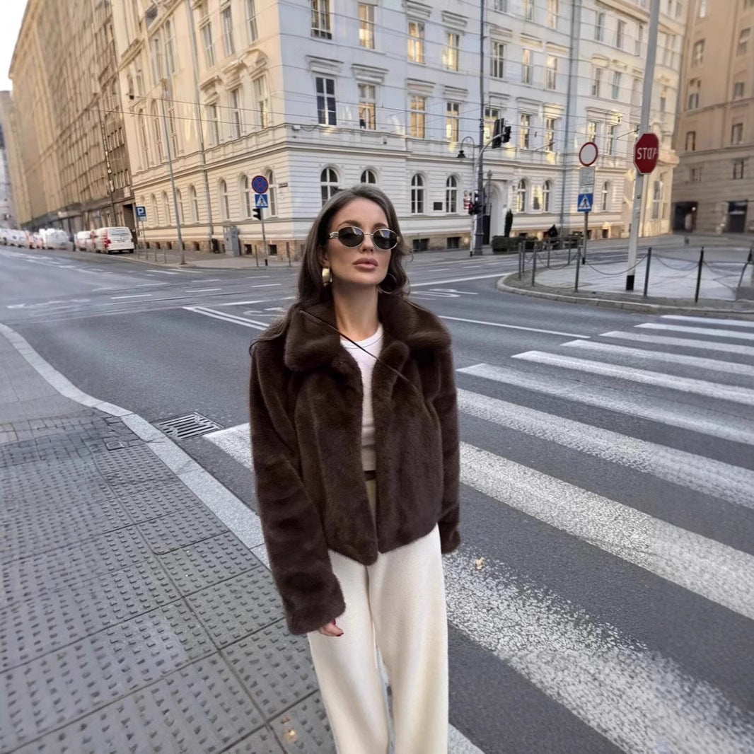 Damen Kurzer boxy Kunstfell‑Blouson mit klassischem Reverskragen und seidiger Fütterung Echo Archiv