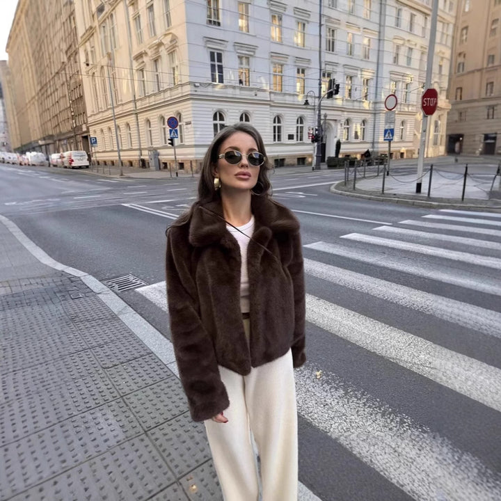 Damen Kurzer boxy Kunstfell‑Blouson mit klassischem Reverskragen und seidiger Fütterung Echo Archiv