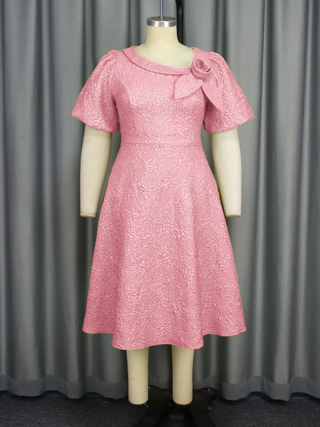 Damen Kleid mit elegantem Blumendruck und dekorativer Schleifenverzierung Echo Archiv