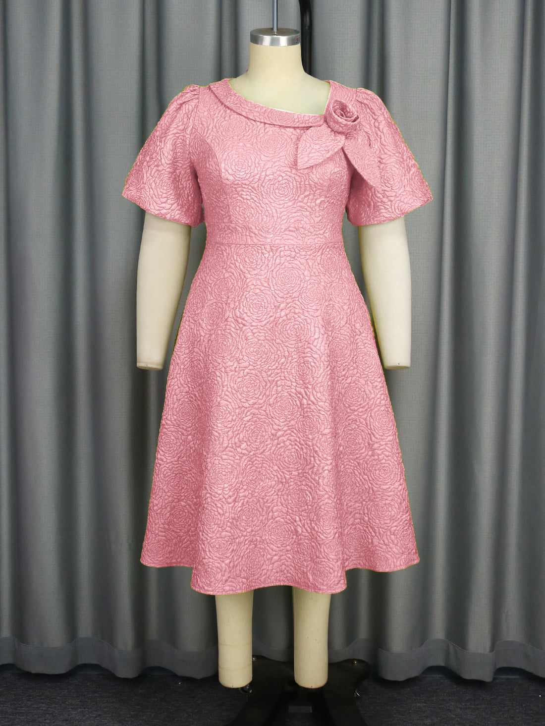 Damen Elegantes Kleid mit strukturierter Blumenapplikation – Élara