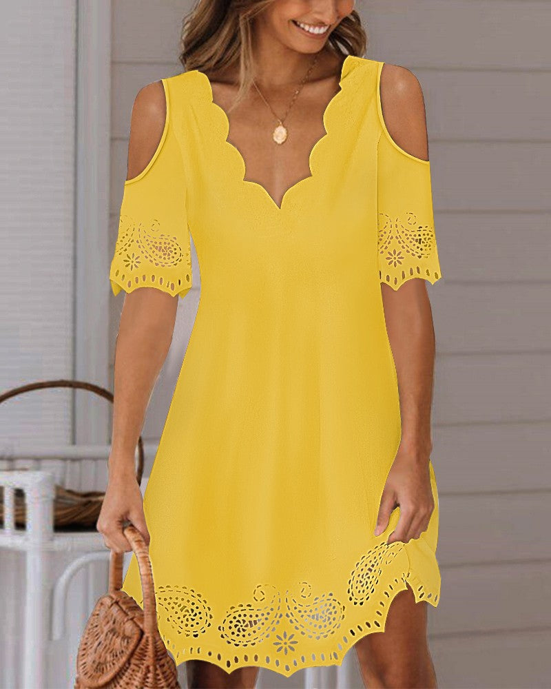 Damen nan luftiges A-Linien-Sommerkleid mit Schulteröffnungen, geschwungenem V-Ausschnitt und lasergeschnittener Spitzenbordüre Echo Archiv