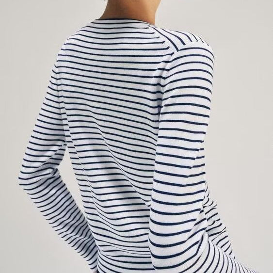 Damen Maritimer Feinstrick-Cardigan mit feinen Streifen und Perlmuttknöpfen Echoarchiv