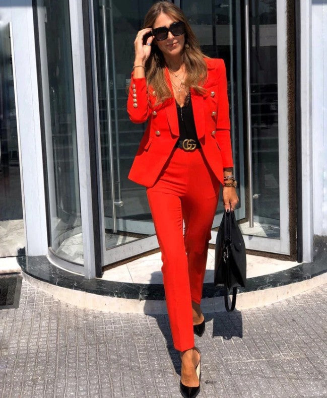 Damen Taillierter Hosenanzug mit tiefem Revers, Slim-Hose und goldenen Zierknöpfen – Avélisse