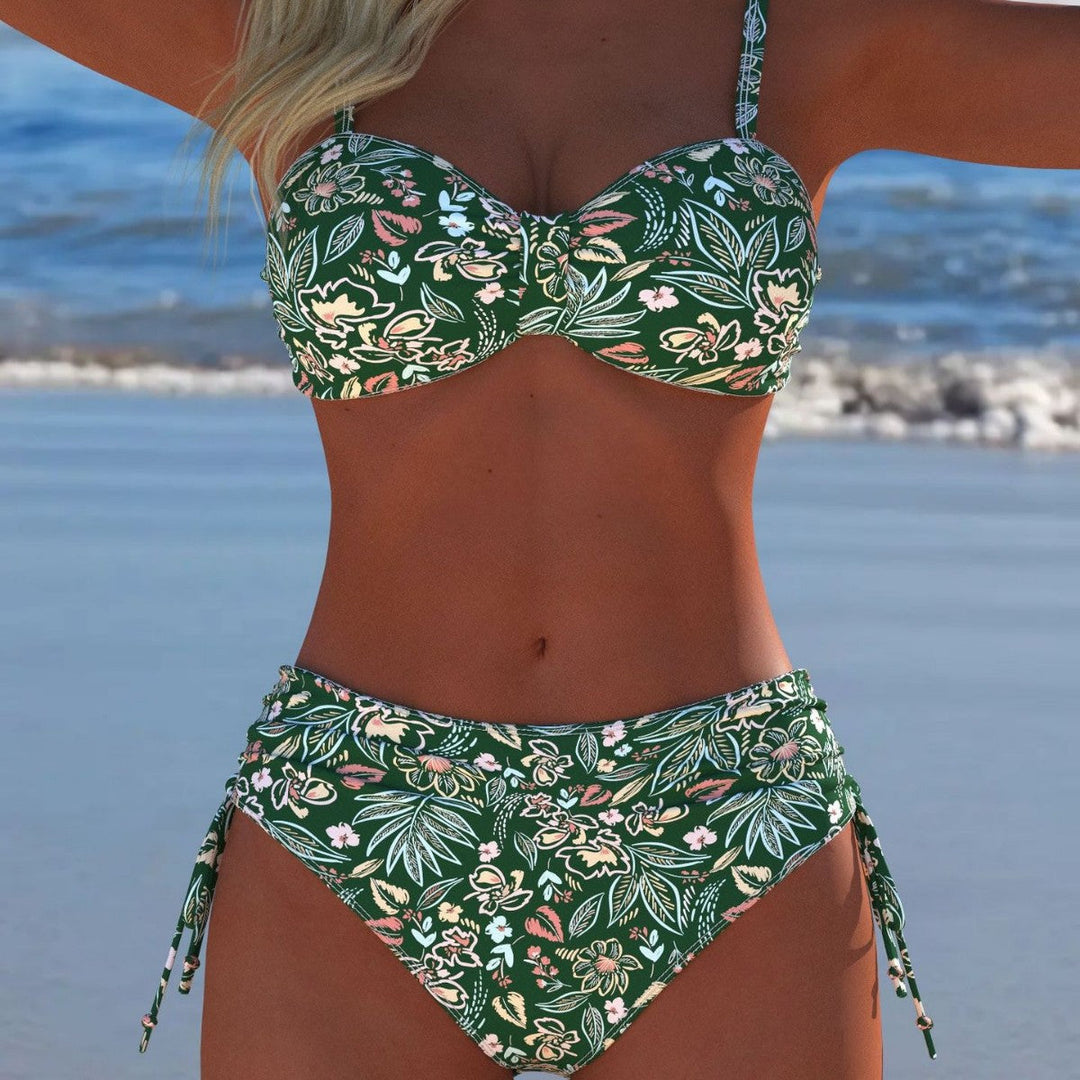 Damen Bikini-Set mit stilvollem Karomuster und goldfarbenen Akzenten Echoarchiv