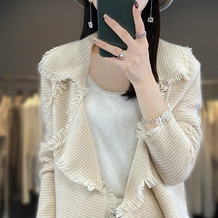 Damen Langer Fransen‑Strickcardigan mit großem Schalkragen und feiner Rippenstruktur Echoarchiv