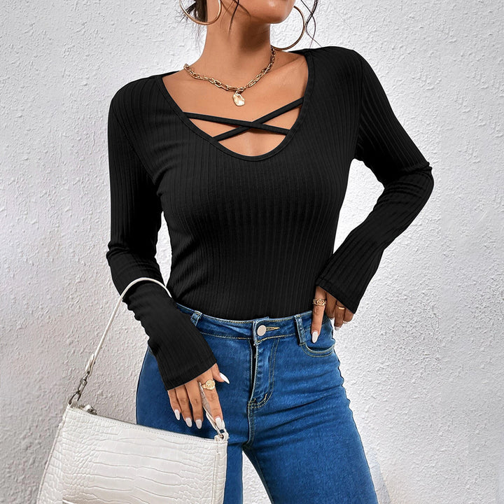 Damen geripptes Langarmshirt mit gekreuztem V‑Ausschnitt, ausgestellten Manschetten und figurbetonter Stretch-Passform – Avérine