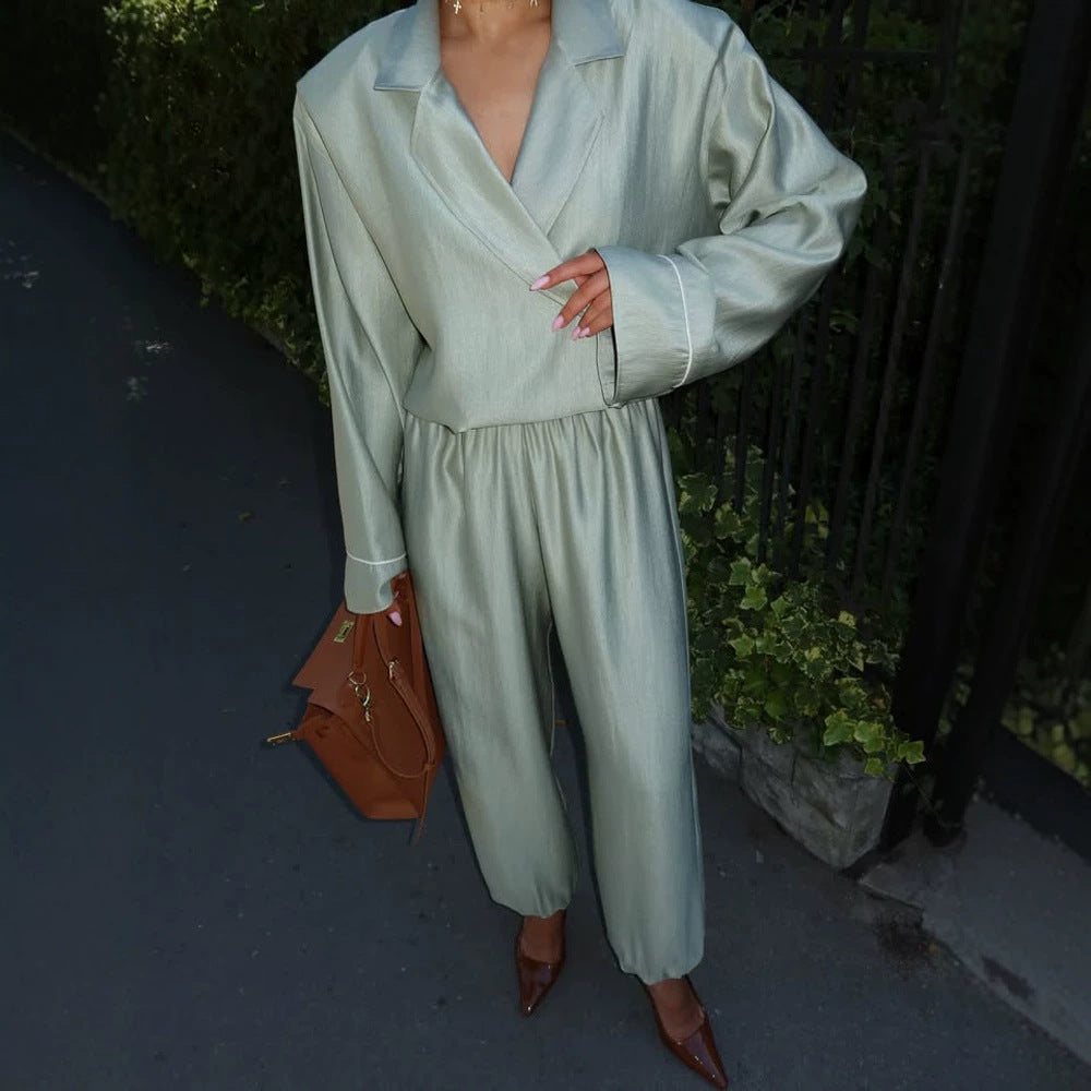 Damen Satin-Zweiteiler mit Wickelbluse, weiten Hosen und elastischem Bund Echoarchiv