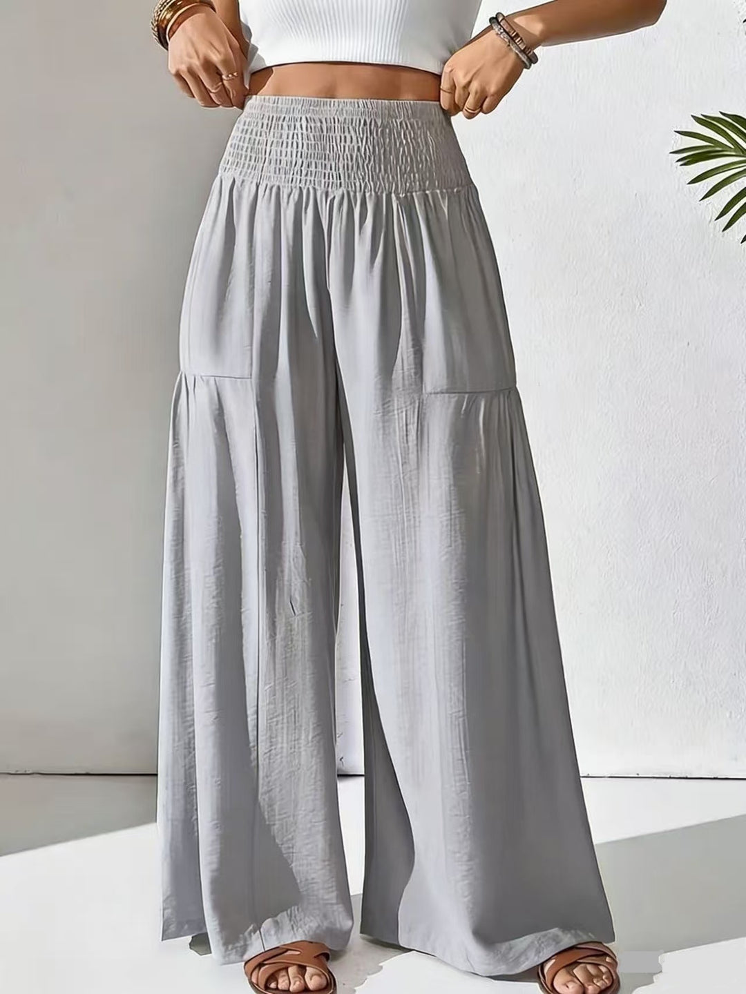 Damen weite Palazzo-Hose mit gerafftem Smock-Bund und Stufendetails – Avélisse