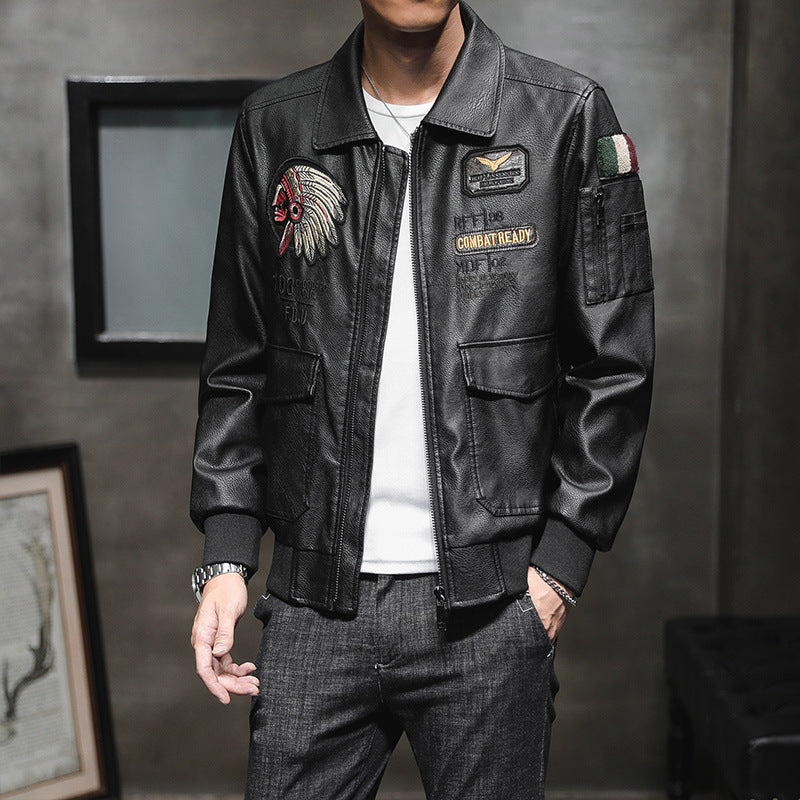 Herren Bomberjacke im Piloten-Look aus Lederimitat mit aufgesetzten Patches und Multifunktions-Taschen Echoarchiv