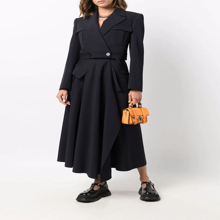 Damen Kurzblazer im Tailoring mit aufgesetzten Pattentaschen und markanter Schulterpartie Echoarchiv