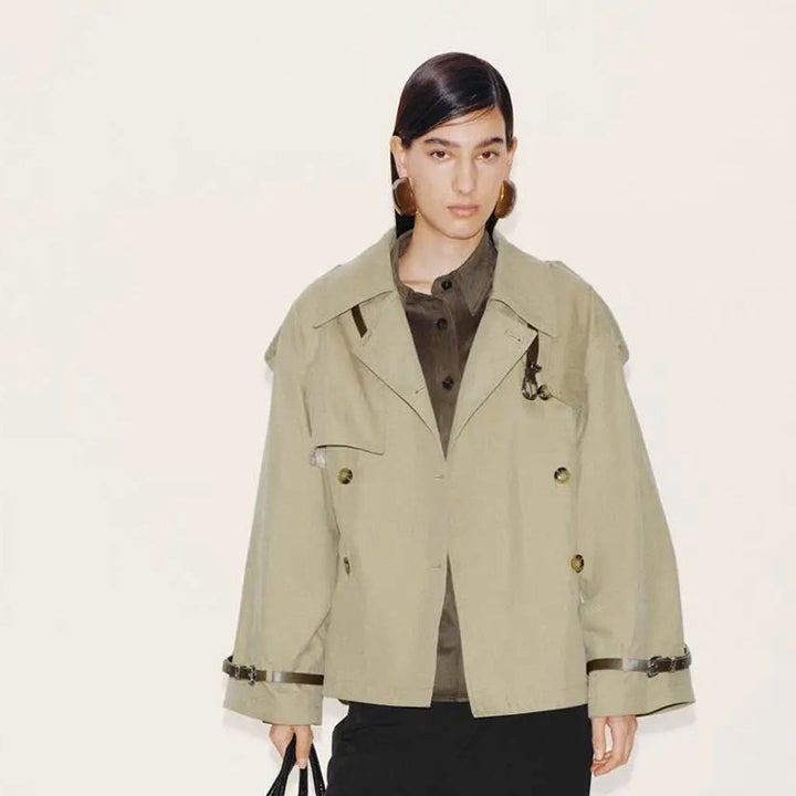Damen Kurzer Boxy-Trenchcoat mit weitem Revers, Schulterriegeln und verstellbaren Manschetten Echoarchiv