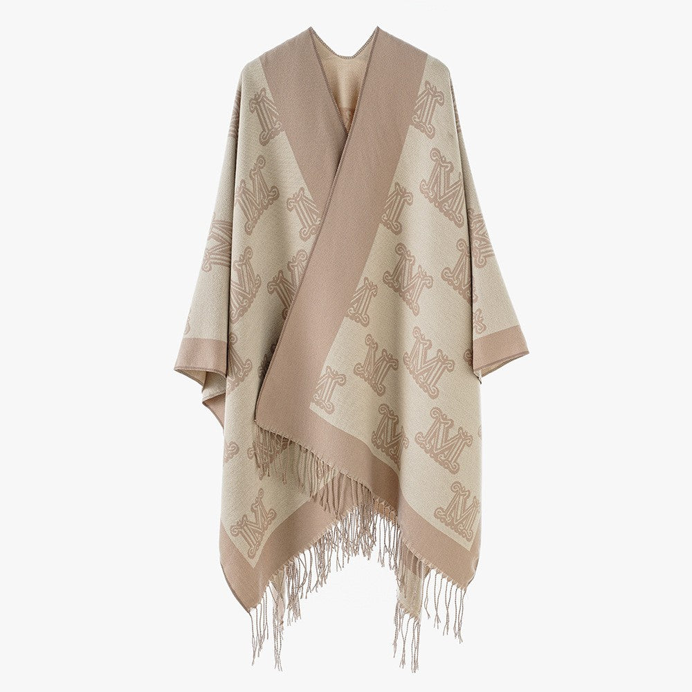 Damen Grobgewebter Poncho im Kimono-Schnitt mit Monogramm-Jacquard und Fransensaum – Avérine