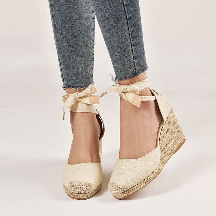 Damen nan Textil-Espadrille mit Bastkeil, Schleifenband-Knöchelriemen und gehäkelter Zehenkappe Echo Archiv