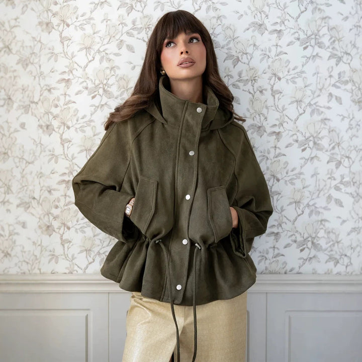 Damen Kurzblouson aus Veloursleder-Optik mit Kapuze, Tunnelzug‑Taillierung und Pattentaschen Echoarchiv