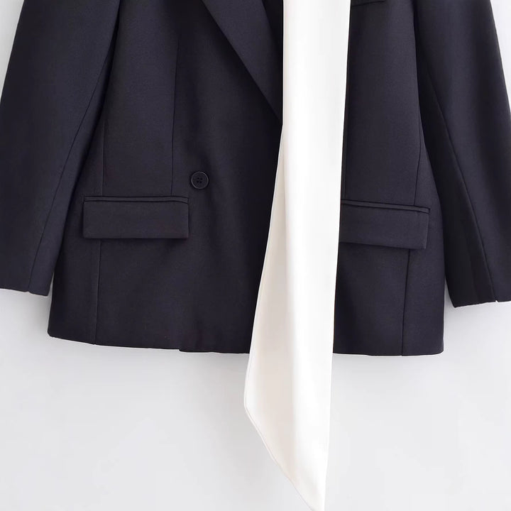 Damen Kurzer Blazer mit angenähter Schluppen‑Krawatte und Pattentaschen Echoarchiv