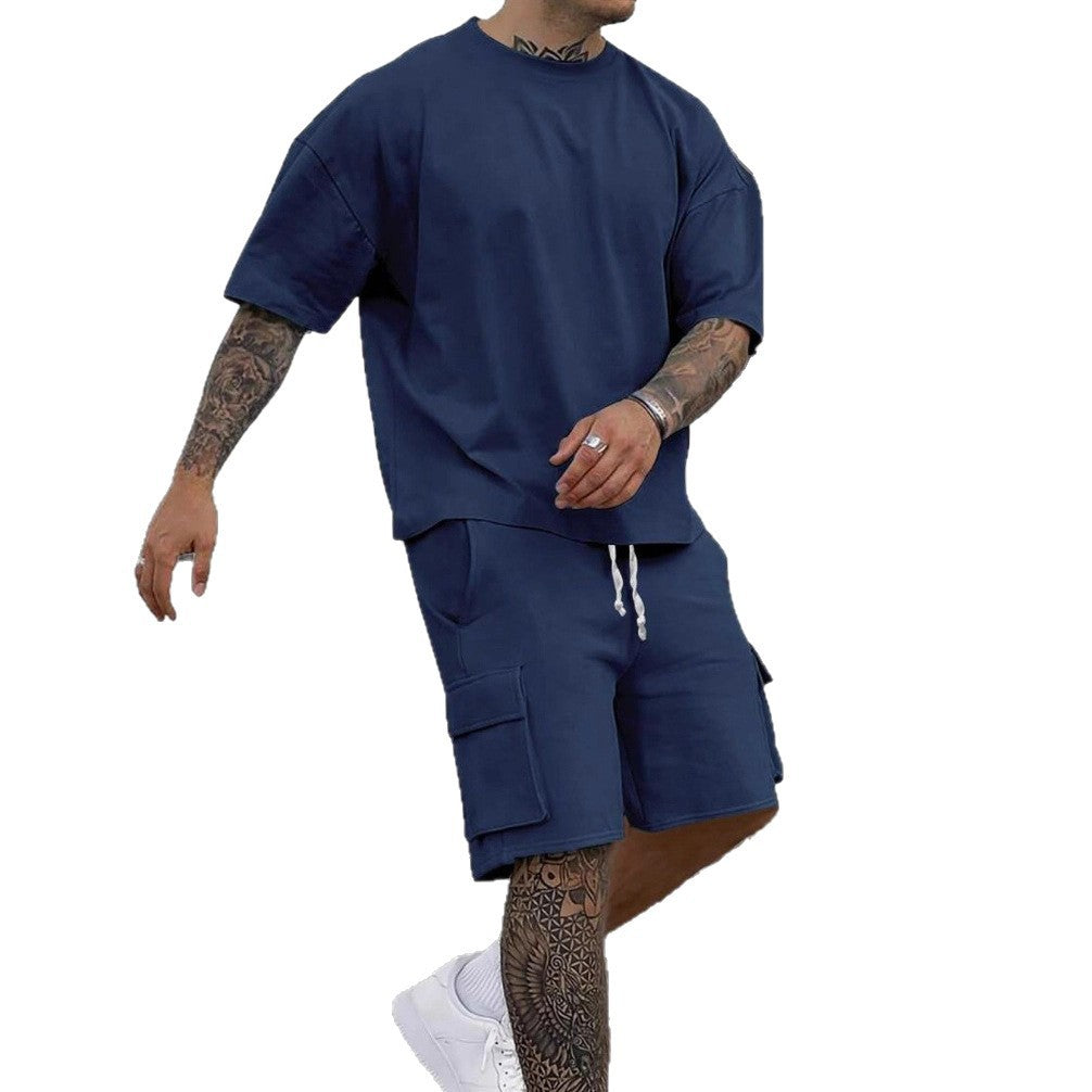 Herren lässiges Sportoutfit mit praktischen Cargo-Shorts und oversized T-Shirt Echoarchiv