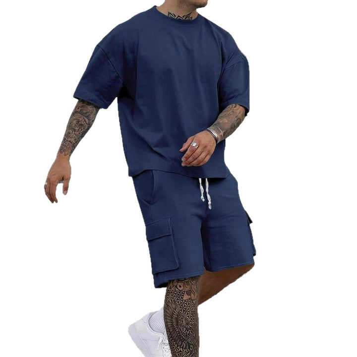 Herren lässiges Sportoutfit mit praktischen Cargo-Shorts und oversized T-Shirt Echoarchiv
