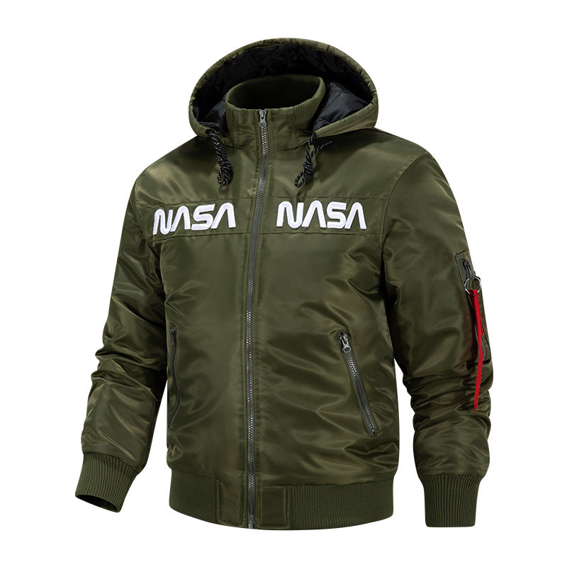 Männermantel mit Kapuze, von der Luftfahrt inspiriert, isolierte Bomberjacke mit gesticktem Logo auf der Brust und Utility-Tasche am Ärmel Echo Archiv