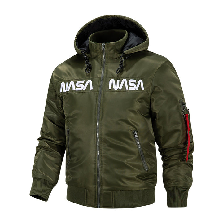 Männermantel mit Kapuze, von der Luftfahrt inspiriert, isolierte Bomberjacke mit gesticktem Logo auf der Brust und Utility-Tasche am Ärmel Echo Archiv