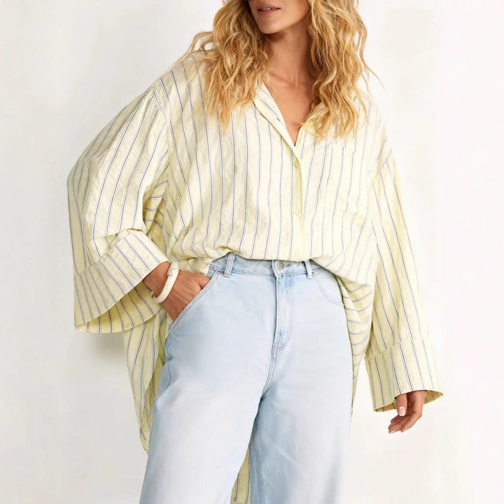 Damen Oversize-Hemdbluse mit weitem Glockenärmel und feinem Streifenmuster – Élovi