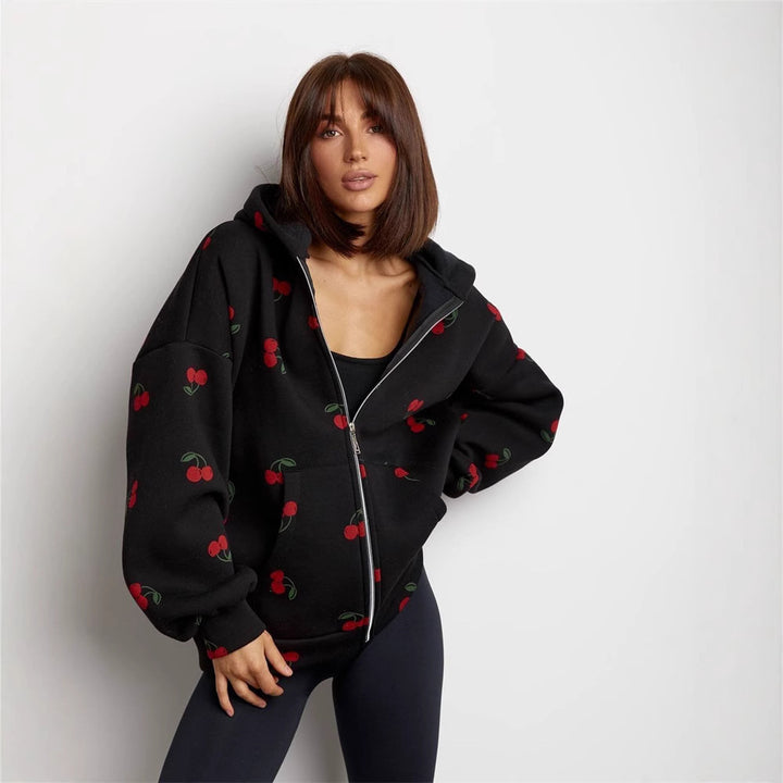 Damen verspielter Kapuzen-Zippullover mit Kirschenprint und oversized Passform – Auréline