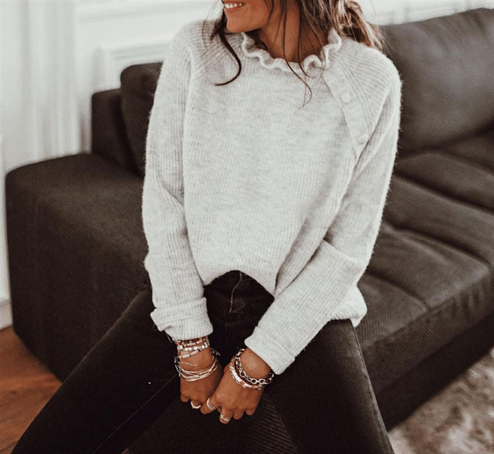 Damen Feinstrickpullover mit Rüschkragen und schräger Knopfleiste – Avérine