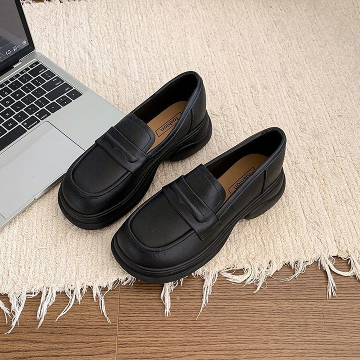 Damen Modische Chunky-Loafer mit profilierter Gummisohle, Kunstleder und dekorativer Metal-Applikation – Lioré