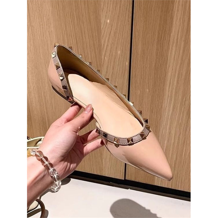 Damen Spitz zulaufende Lackballerinas mit Nietenrand und ergonomischem Komfortfußbett – Lioré