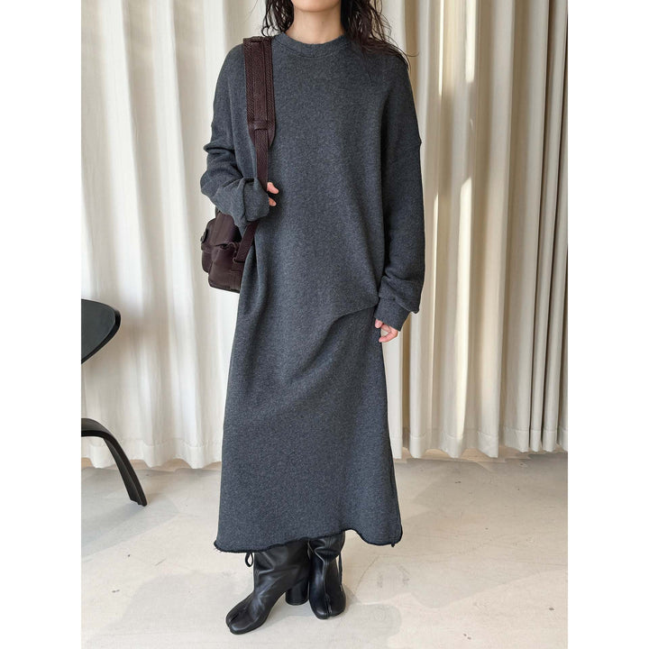 Damen Lässiges Midikleid aus Feinstrick mit Rundhalsausschnitt und rohem Saum Echoarchiv