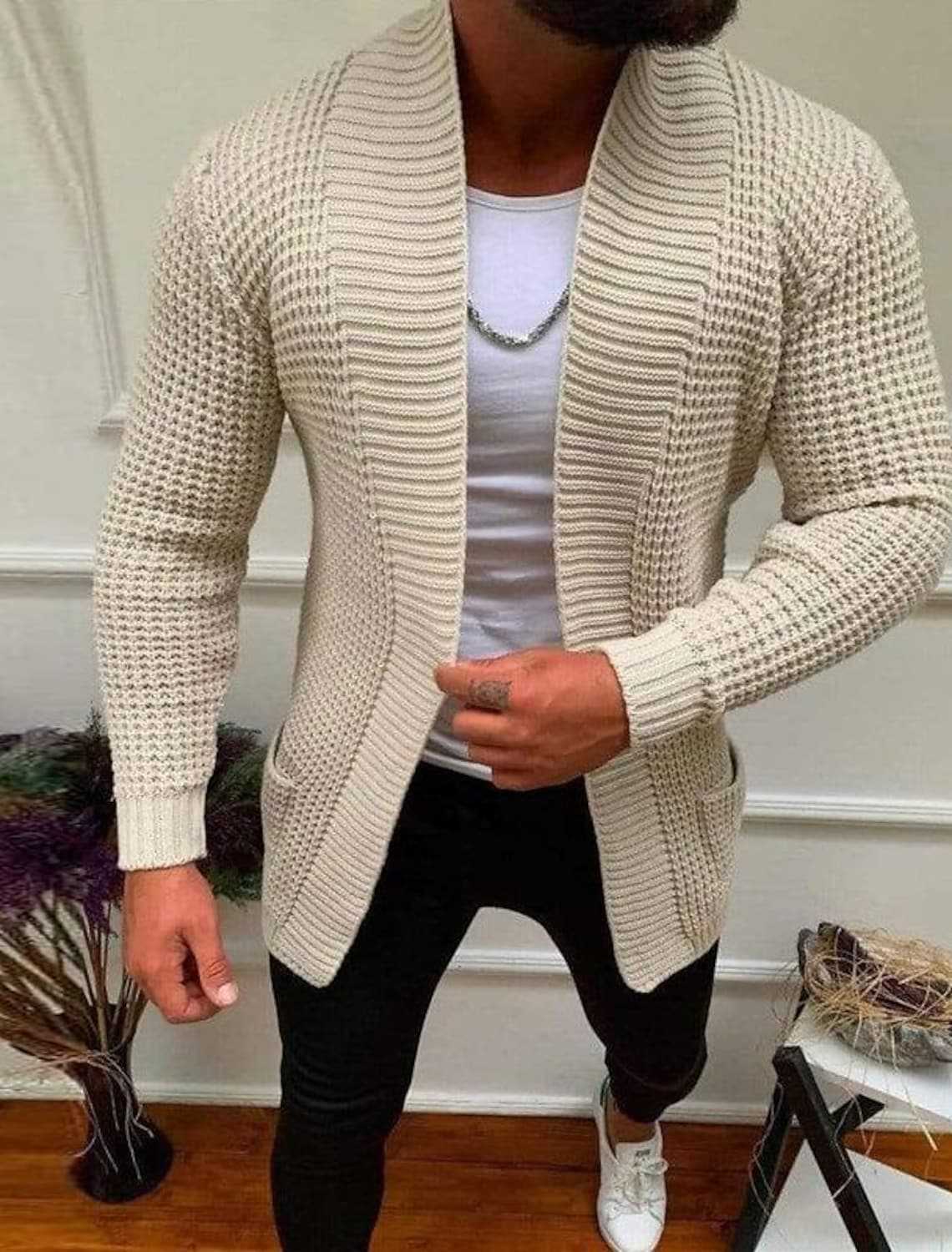 Herren Strickjacke mit tiefem Kragen und strukturiertem Design Echoarchiv