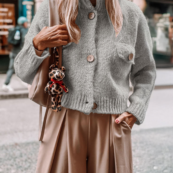Damen kuschelige Strickjacke mit Holzknöpfen und Brustklappe – Veloura