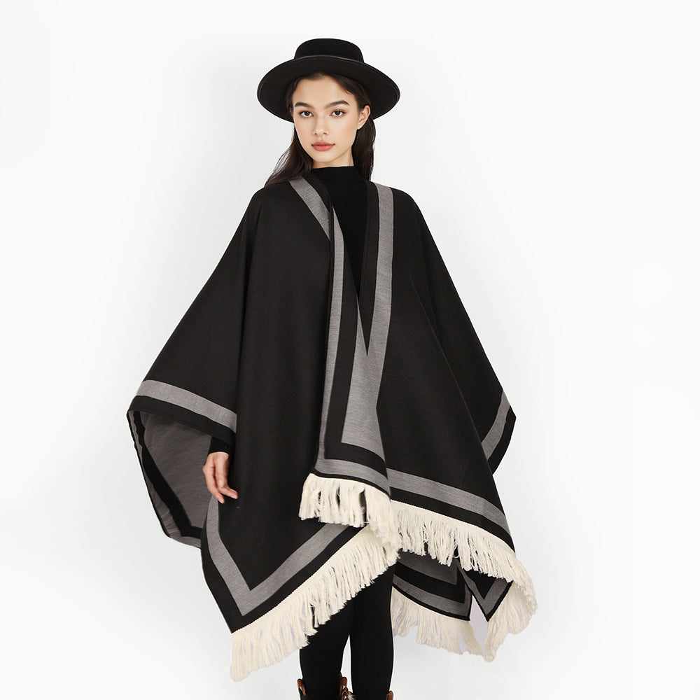 Damen Rechteckiger Capeponcho mit grafischem Randstreifen, Fransen und kastiger Silhouette – Avérine