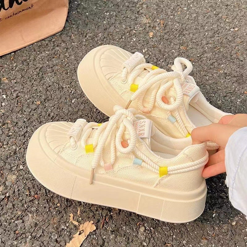 Damen Sportliche Plateau-Sneaker mit farbenfrohen Akzenten und robustem Obermaterial Echo Archiv