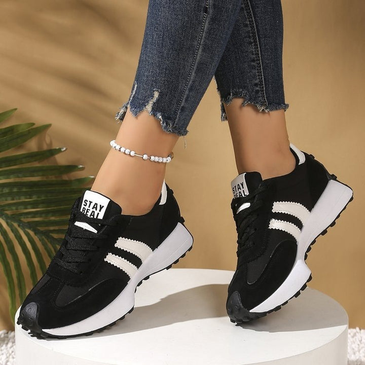 Damen Retro-Running-Sneaker mit Wildlederoptik, profilierter Gumminsohle und gepolstertem Komfortfußbett – Névara