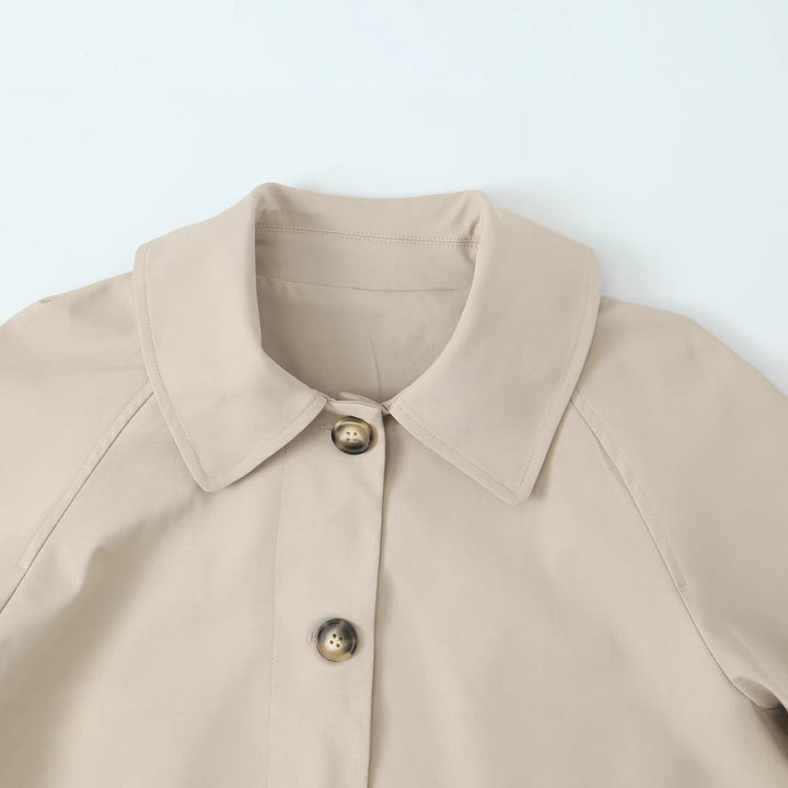 Damen Kurz geschnittene Boxy-Jacke mit weitem Hemdkragen und durchgehender Knopfleiste Echoarchiv