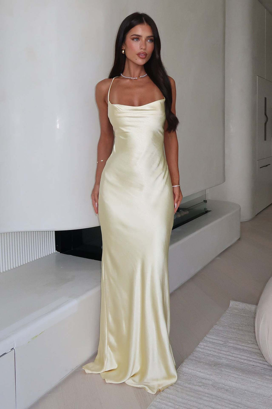 Damen Elegantes Satinabendkleid mit spaghettiträgern und fließendem Schnitt – Élara