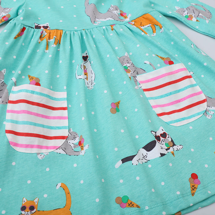 Mädchen Freizeitkleid mit verspieltem Katzenmotiv und praktischen Taschen Echo Archiv