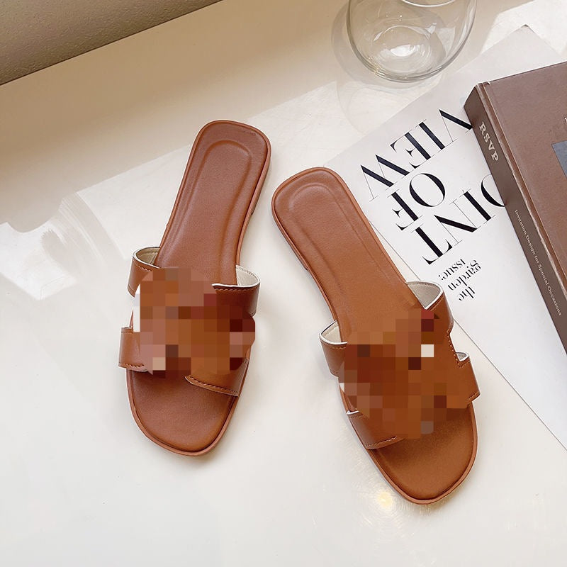 Damen Flache Lederoptik-Pantoletten mit gepolstertem Fußbett und Cut-Out Zierriemen – Sorelia