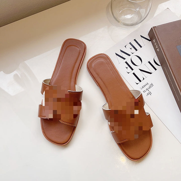 Damen Flache Lederoptik-Pantoletten mit gepolstertem Fußbett und Cut-Out Zierriemen – Sorelia