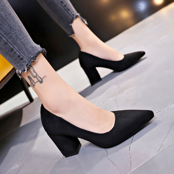 Damen Samtige Spitz-Pumps mit mittelhohem geometrischem Blockabsatz Echo Archiv