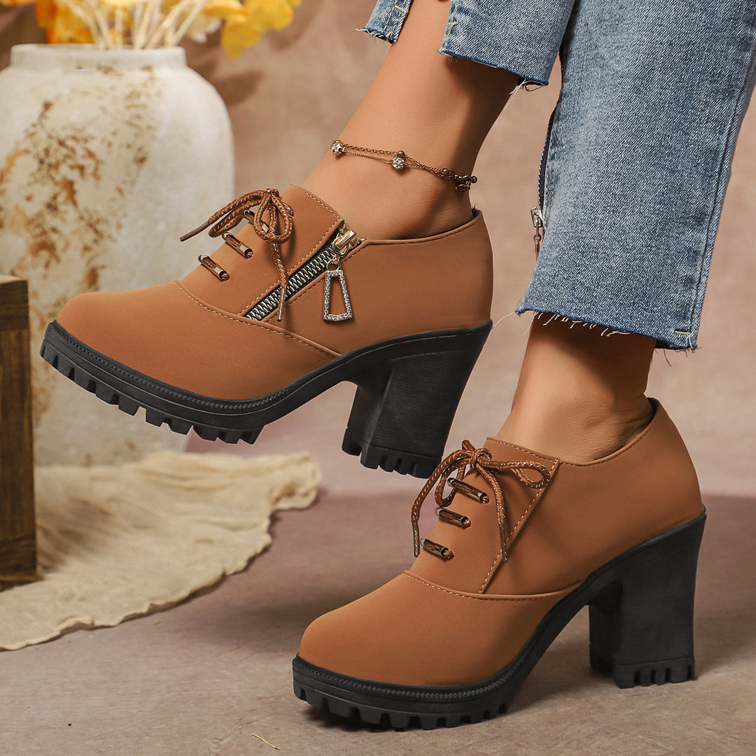 Damen nan elegante Schnür-Booties mit robustem Profilabsatz, seitlichem Reißverschluss und dekorativem Anhänger Echo Archiv