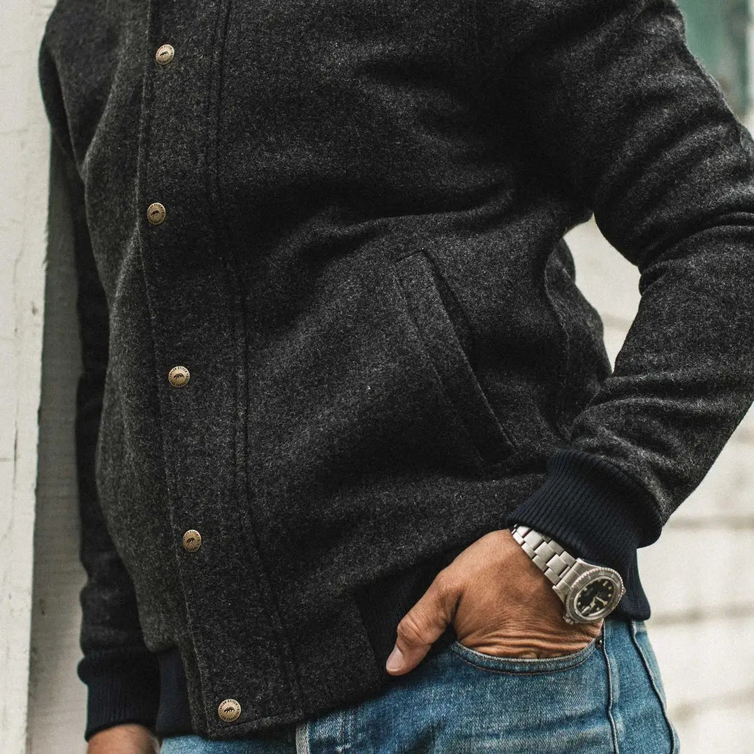 Herren kuschelige und stylische Strickjacke mit Druckknöpfen und seitlichen Taschen Echoarchiv