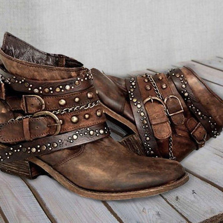 Damen nan knöchelhohe Biker-Stiefelette mit mehreren Nietenriemen, dekorativen Ketten und verstellbaren Schnallen Echo Archiv