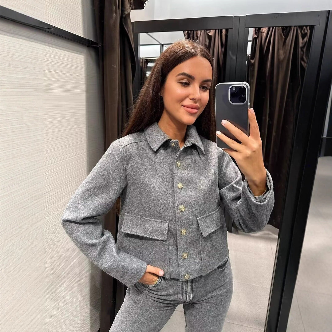 Damen Kurztaillierte Wolljacke mit Zierknöpfen und Pattentaschen – Célinea