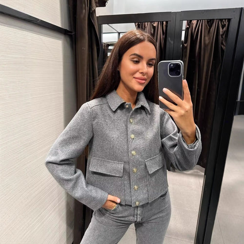 Damen Kurztaillierte Wolljacke mit Zierknöpfen und Pattentaschen – Célinea