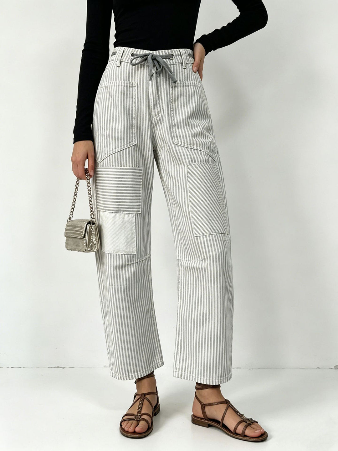 Damen nan High‑Waist Relaxed‑Hose mit vertikalem Streifenmuster, aufgesetzten Knie‑Patches und Kordelzug Echo Archiv