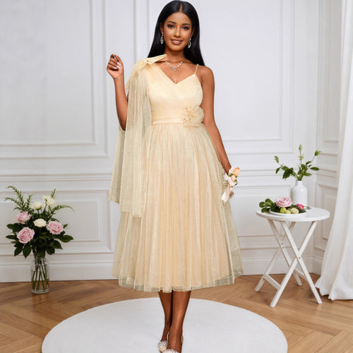 Damen glamouröses Cocktailkleid mit voluminösem Überwurf und floralen Akzenten Echo Archiv