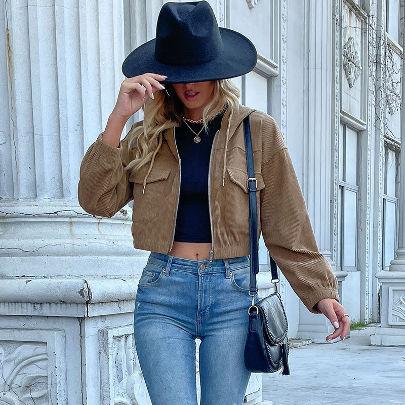 Damen Kurz geschnittene Cordjacke mit Kapuze, Reißverschluss und Pattentaschen – Célinea