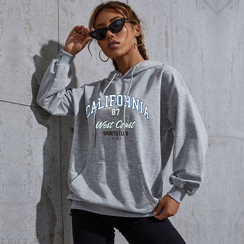 Damen Relaxed-Fit Hoodie mit Collegestyle-Frontprint und Kängurutasche Echoarchiv